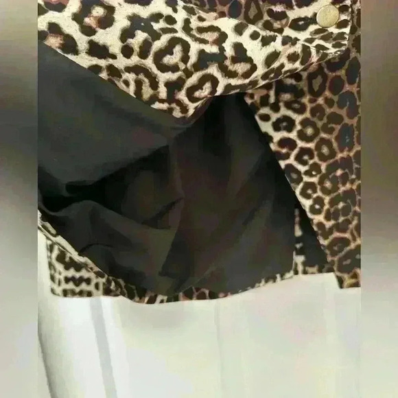 Carolina Belle leopard print blazer with shoulder pads‎ and brass colored button - Picture 6 of 8